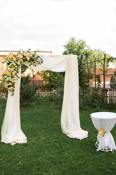 Área Decorada Livre Para Cerimônia Casamento Com Arco Madeira Decorado — Fotografia de Stock