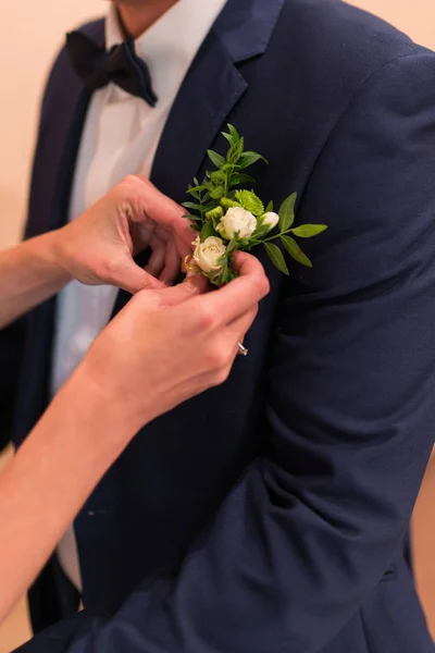 Los Preparativos Para Boda Novio Novia Pone Boutonniere Chaqueta Del — Foto de Stock