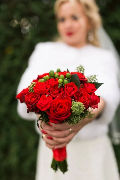 Novia Tiene Ramo Bodas Con Rosas Rojas Baya Verde Vegetación — Foto de Stock