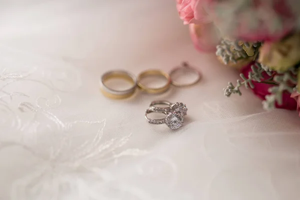 Pendientes Boda Oro Blanco Con Piedras Preciosas Que Yacen Cerca — Foto de Stock