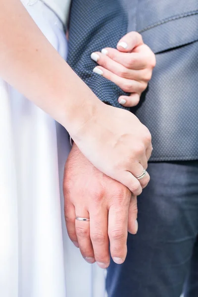 Manos Pareja Casada Con Anillos — Foto de Stock