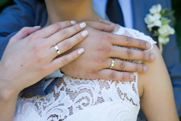 Руки Супружеской Пары Кольцами Помещении — стоковое фото