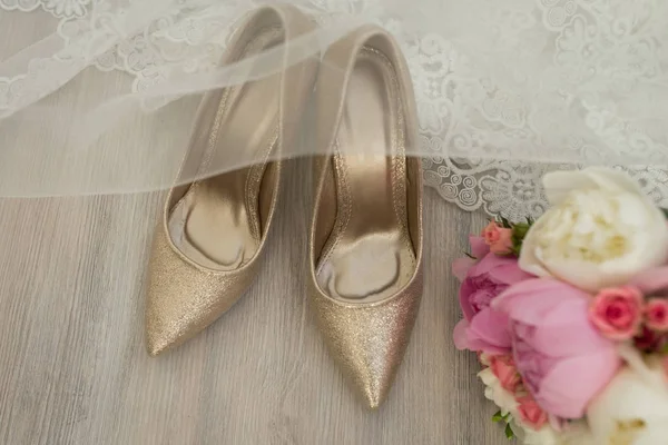 Goldene Brautschuhe Sind Mit Einem Schleier Überzogen Details Zur Hochzeit — Stockfoto