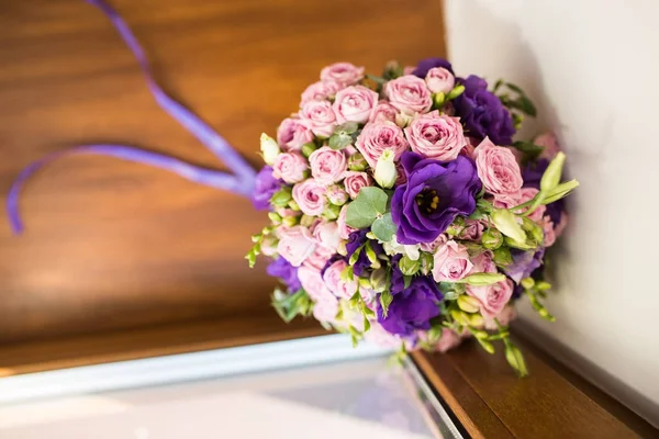 Ramo Boda Con Rosas Púrpura Rosa Flores Violetas Acostadas Alféizar —  Fotos de Stock