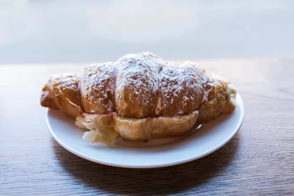 Croissant Sendvič Posypané Moučkovým Cukrem Rychlé Občerstvení — Stock fotografie