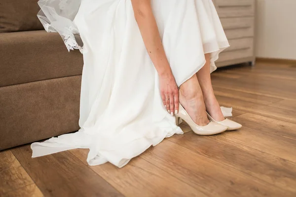 Panna Młoda Dotyka Jej Buty Ślubne Beżowy Dzień Ślubu Suknia — Zdjęcie stockowe
