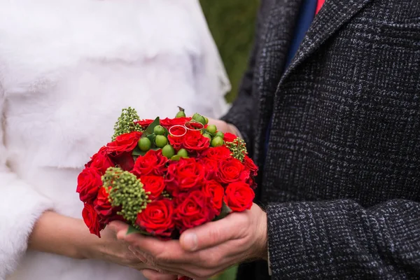 Χειμερινό Γάμο Δυο Βέρες Βρίσκεται Μια Κόκκινη Γαμήλια Ανθοδέσμη Νύφη — Φωτογραφία Αρχείου