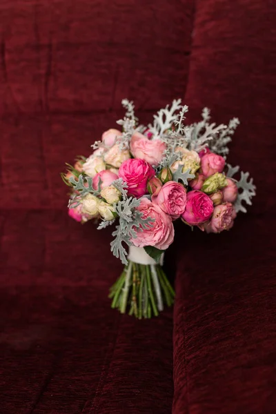 Ramo Boda Con Rosas Púrpura Rosa Tumbado Sillón Rojo —  Fotos de Stock