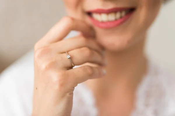 Gelin Bir Parmağında Nişan Yüzüğü — Stok fotoğraf
