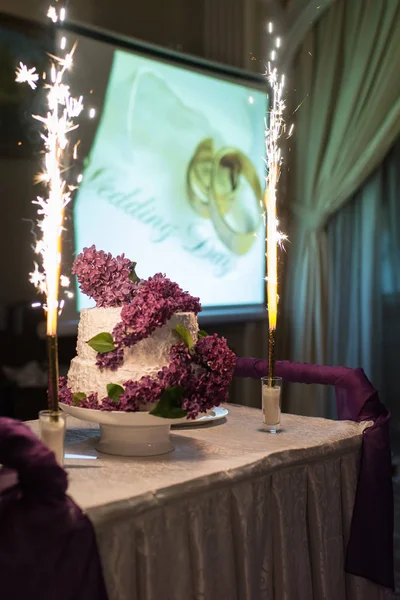 Belo Bolo Casamento Decorado Com Flores Lilás Queimando Pequena Mesa — Fotografia de Stock