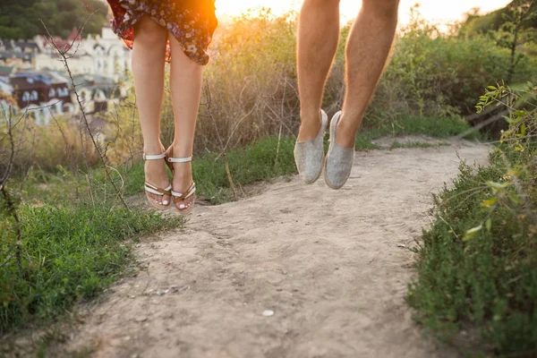 Piedi Della Coppia Innamorata Salto Uno Sfondo Tramonto — Foto Stock