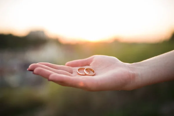 Złote Obrączki Ślubne Rękach Kobiety Tle Zachodu Słońca Szczegóły Ślubu — Zdjęcie stockowe