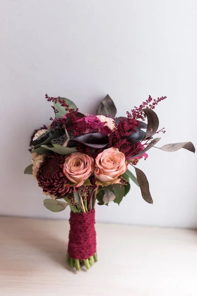 Zarte Teure Trendige Brautstrauß Aus Blumen Marsala Und Roter Farbe Stockbild