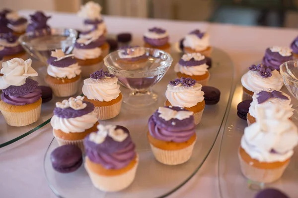 Muffins Com Nata Mesa Doce Casamento Cupcakes Roxos Conjunto Cupcakes — Fotografia de Stock