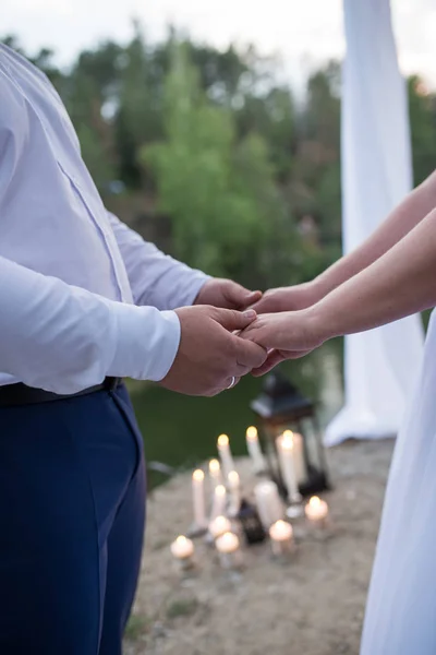 Manos Pareja Enamorada Con Fondo Arco Boda —  Fotos de Stock