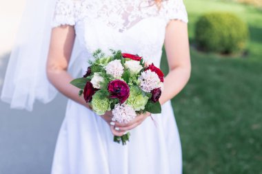 Gelin düğün buketi beyaz, pembe, kırmızı ile tutan çiçek ve yeşillik