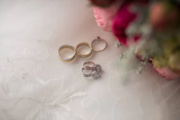Σκουλαρίκια Γάμου Από Λευκό Χρυσό Πολύτιμους Λίθους Που Βρίσκονται Κοντά — Φωτογραφία Αρχείου