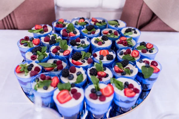 Kleinigkeiten Viele Kleinigkeiten Oder Kuchen Einem Blauen Glas Das Mit — Stockfoto