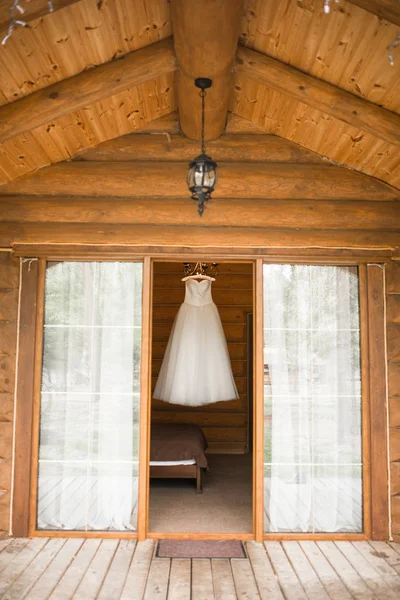 Vestido Novia Exuberante Blanco Colgando Percha Vista Habitación Desde Calle —  Fotos de Stock