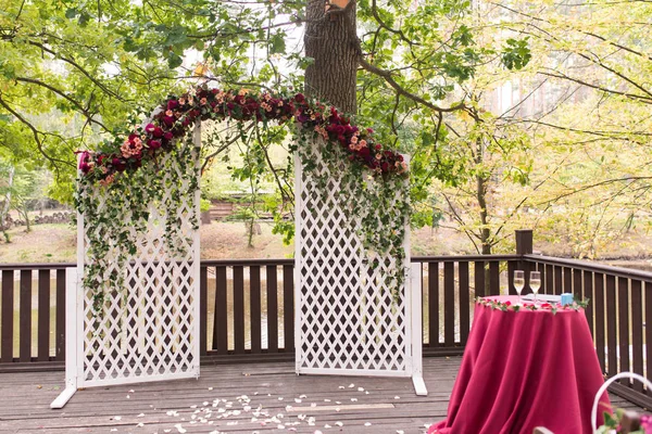 Arco Rústico Madera Blanca Para Ceremonia Boda Decorado Con Flores — Foto de Stock