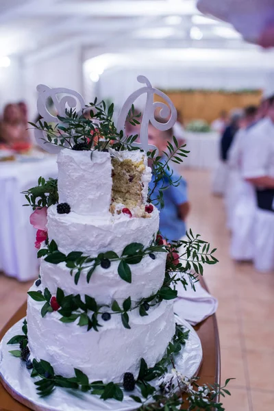 Bolo Casamento Branco Quatro Camadas Bonito Com Flores Cor Rosa — Fotografia de Stock