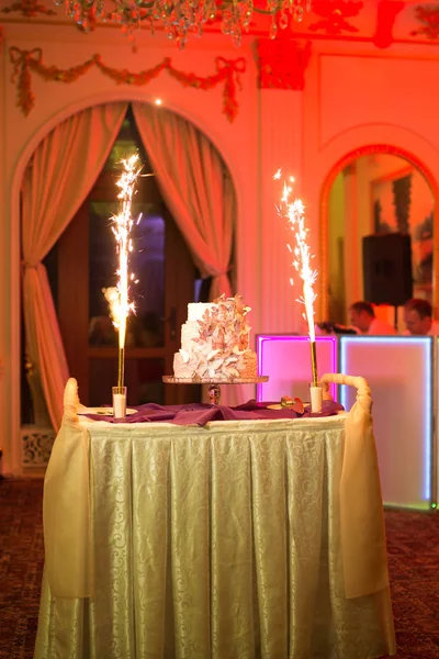 Die Hochzeitstorte Mit Feuerwerk Steht Auf Dem Tisch Restaurant — Stockfoto