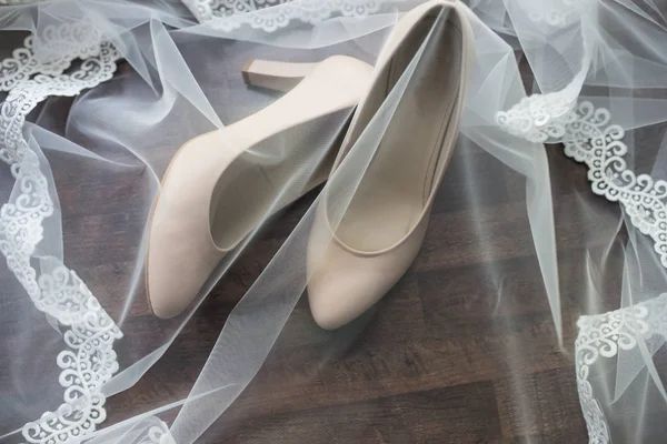 Les Chaussures Mariée Beiges Sont Couvertes Voile Détails Mariage — Photo