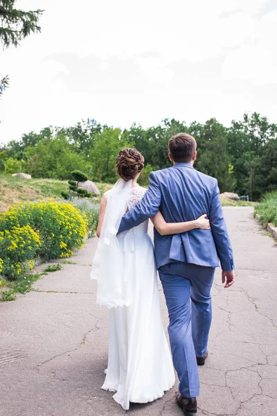 Noiva Vestido Branco Noivo Vão Encontrar Seu Futuro Abraçando Ternamente — Fotografia de Stock