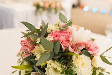 Pembe karanfil çiçek kompozisyon bir parçası olarak kapatın. Güzel buket pastel şeklinde. Karanfil çiçek aranjmanı