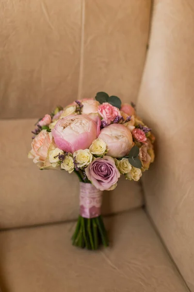 Ramo Bodas Con Peonía Rosa Rosas Amarillas Vegetación Accesorios Para —  Fotos de Stock