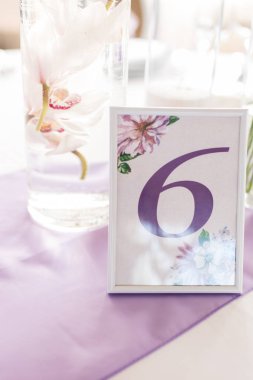 Altı masa üzerinde düğün salonu Konuklar için numara. Düğün Masa numarası
