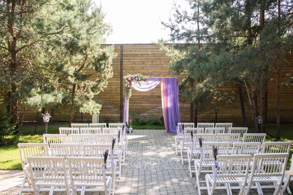 Arco Casamento Roxo Decorado Com Flores Material Lilás Rosa Bela — Fotografia de Stock