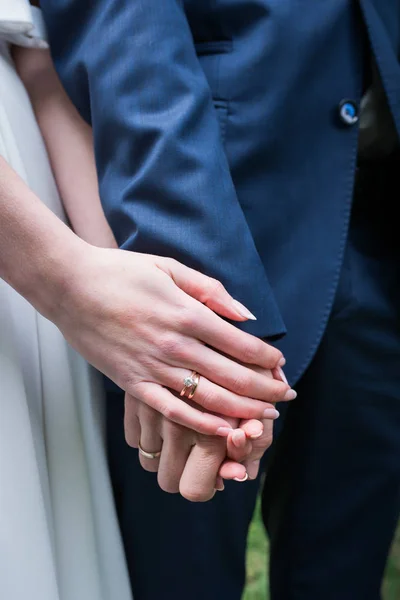 Mãos Casal Com Anéis Detalhes Casamento — Fotografia de Stock