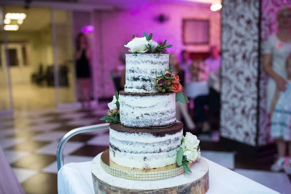 소박한 스타일 케이크입니다 계층된 초콜릿 비스킷 케이크 결혼식 백색과 오렌지 — 스톡 사진