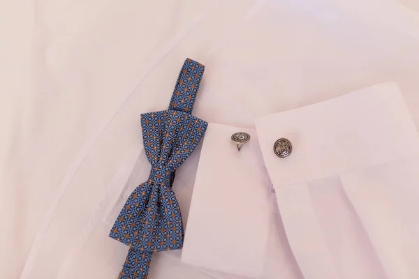 银袖扣和白色衬衣上的蓝色领带 新郎配件 — 图库照片
