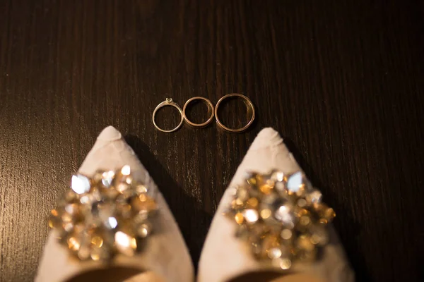 Anel Casamento Dourado Perto Dos Sapatos Bege Com Pedras Brilhantes — Fotografia de Stock