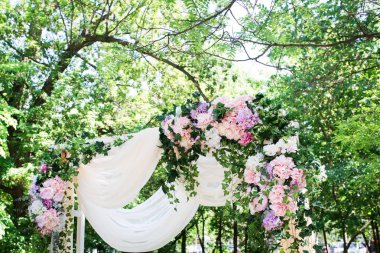 Güzel düğün kemer bahçede pembe renklerde taze çiçekler ile closeup