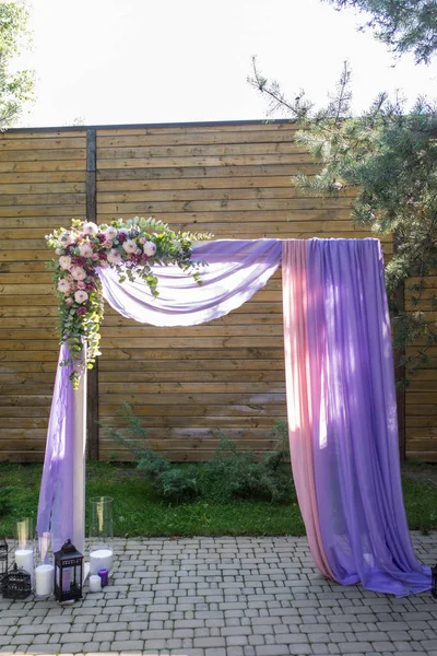 花で飾られた紫結婚式のアーチ ライラックとピンク色の素材 大空の下の結婚式用の美しい 結婚式 — ストック写真