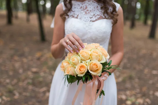 Piękny Ślub Bukiet Róż Rękach Panny Młodej Modny Nowoczesny Ślub — Zdjęcie stockowe