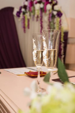 iki bardak şampanya düğün töreni için masaya