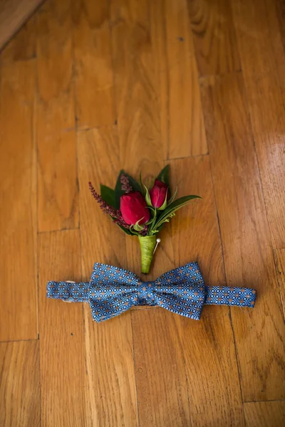 Accessori Sposi Cravatta Blu Boutonniere Rosso Fondo Legno Dettagli Matrimonio — Foto Stock