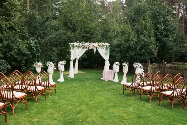Bela Plataforma Uma Cerimônia Casamento Abaixo Céu Aberto Cadeiras Madeira — Fotografia de Stock