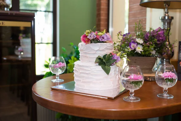 Bolo Casamento Branco Camadas Decorado Com Flores Rosa Lilás Topo — Fotografia de Stock