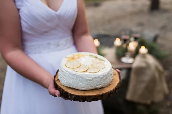 Белый Торт Лимонами Руке Невесты Торт Деревянном Подносе — стоковое фото