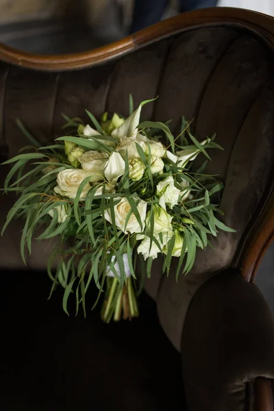 Exuberante Elegante Ramo Rosas Blancas Mucha Vegetación Boda —  Fotos de Stock