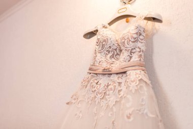 Görüntü bir askı bir bej düğün elbise korse
