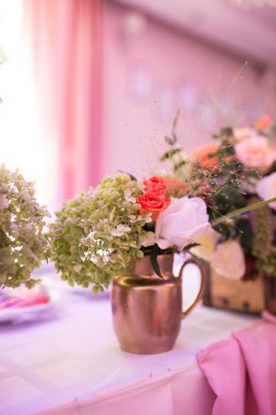 Yeşil ortanca odak. Bir düğün şölende rustik çiçek aranjmanı. Bir olay parti ya da düğün için ayarlanan tablo.