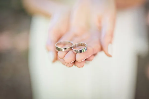 여자의 반지입니다 결혼식 세부입니다 — 스톡 사진