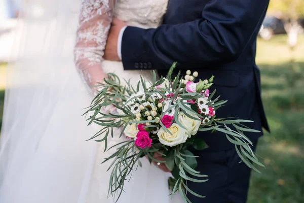 Γαμήλια Ρουστίκ Ανθοδέσμη Τριαντάφυλλα Νύφη Ένα Λευκό Φόρεμα Και Ένα — Φωτογραφία Αρχείου