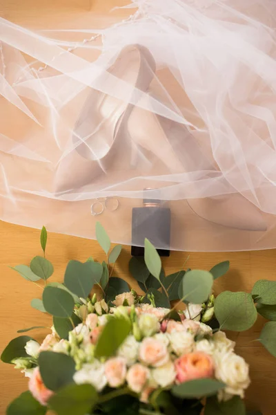 Beige Bräute Schuhe Und Andere Accessoires Bedecken Den Schleier Hochzeitsaccessoires — Stockfoto